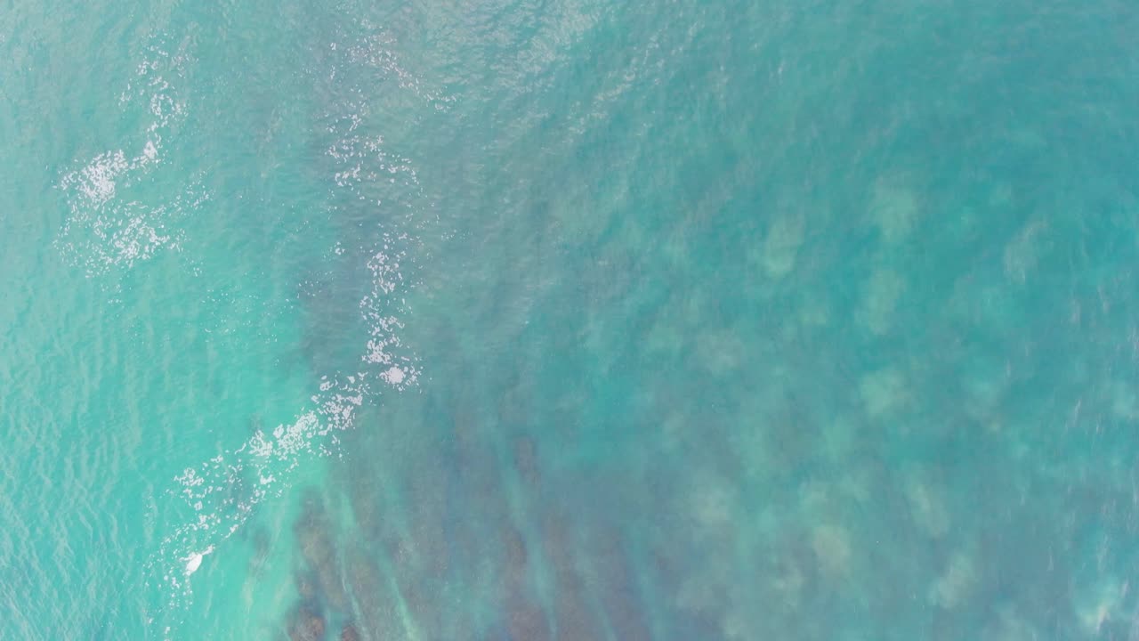 바닥이 보이는 잔잔하고 맑은 바닷물