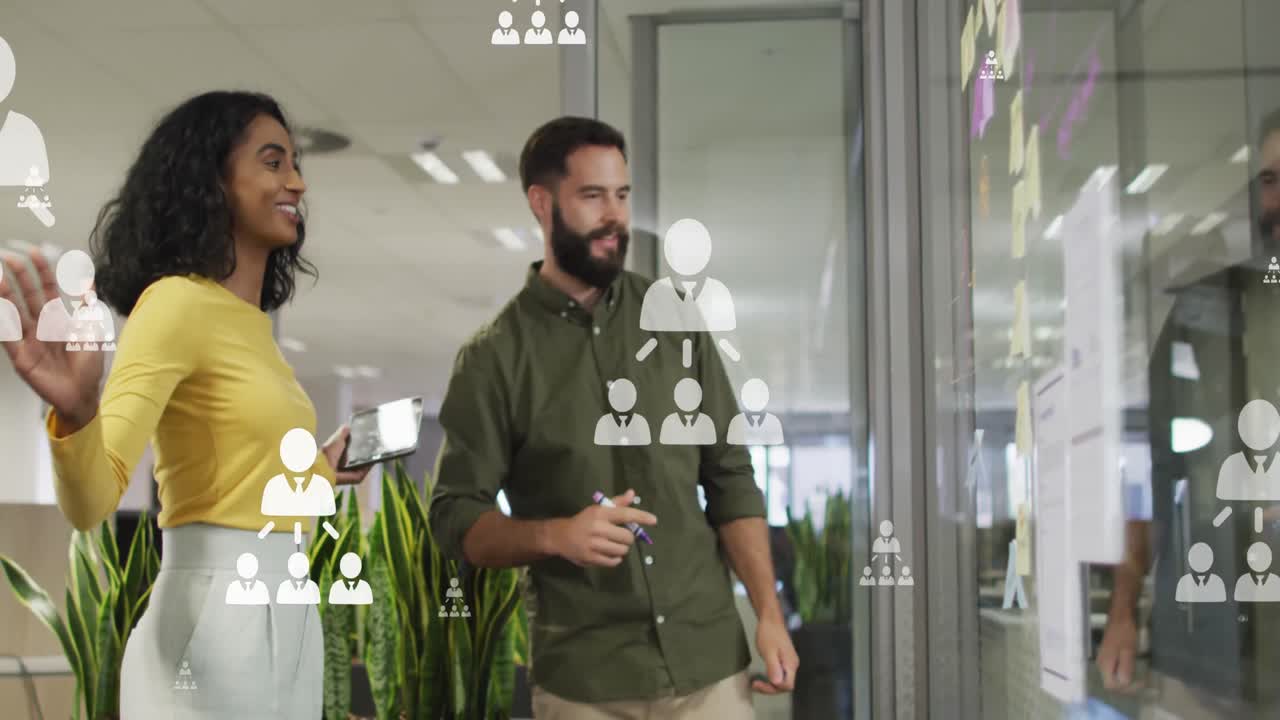 animación de iconos de perfil flotando sobre diversos hombres y mujeres discutiendo sobre notas de memorando en la oficina.