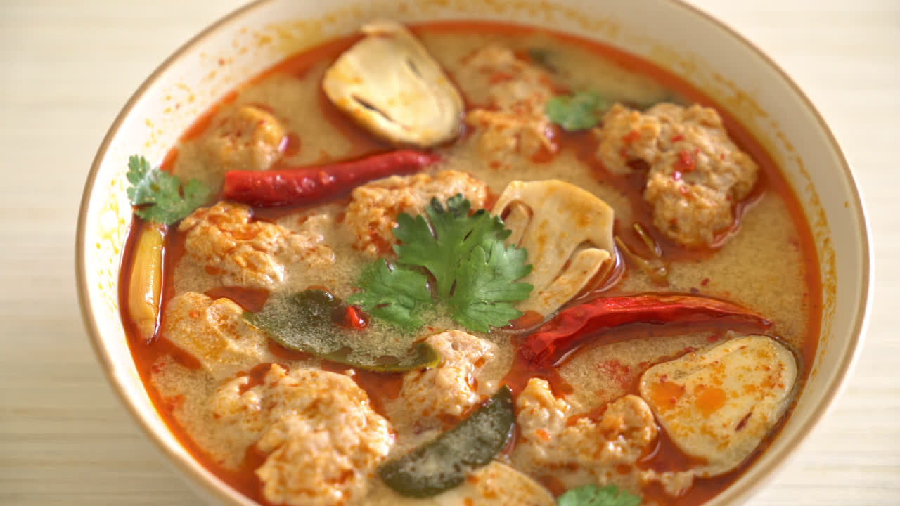 sopa de cerdo hervida picante con champiñones - tom yum - estilo de comida asiática