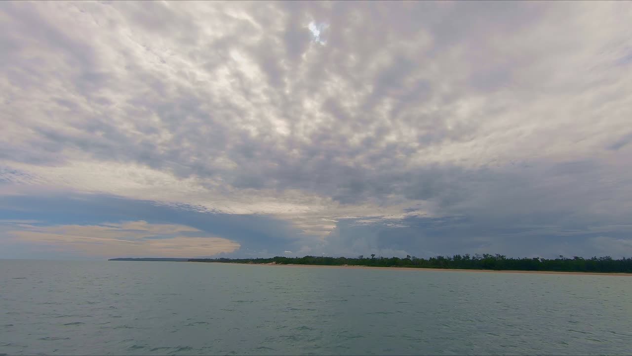 partiendo de una isla tropical en el territorio del norte de australia con una intensa tormenta de fondo
