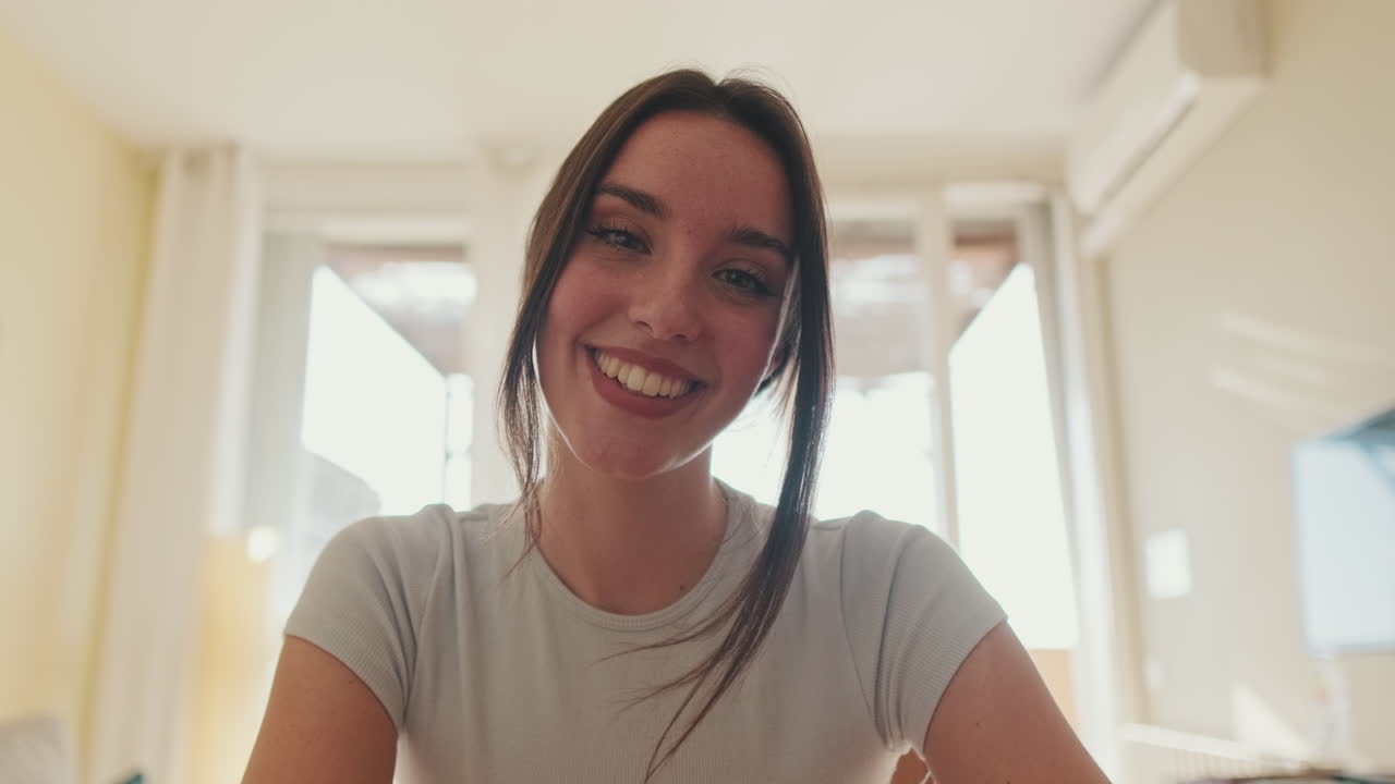 Una giovane donna sorridente in un ambiente interno