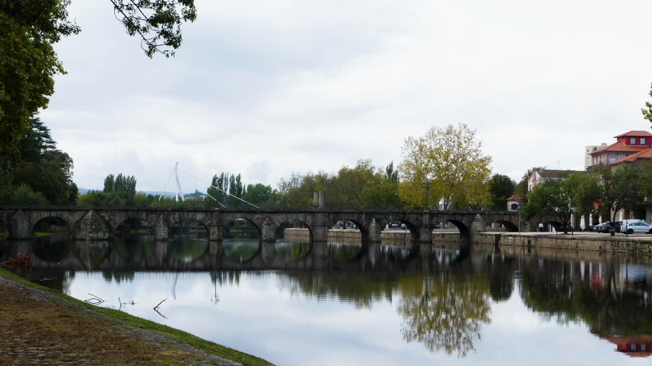 vista panorámica lateral del puente romano de aquae flaviae, chaves vila real, portugal