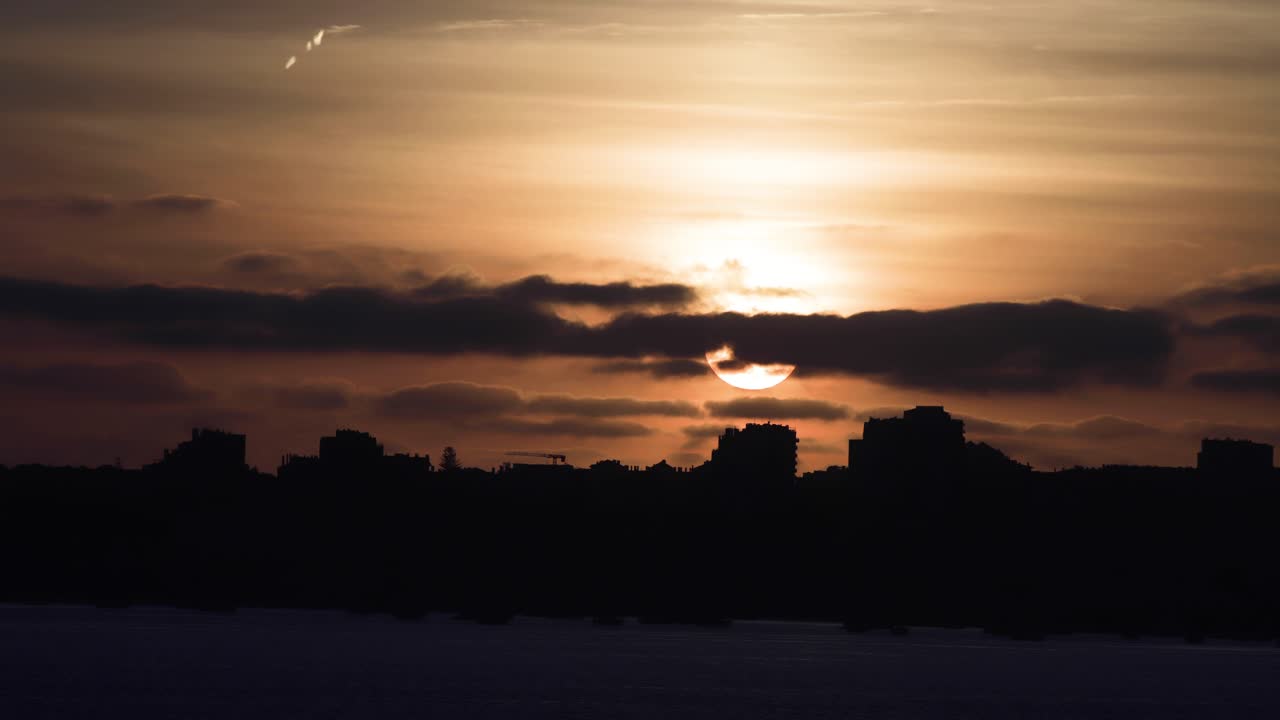 Kaupungin siluetti kauniin auringonlaskun valossa taustalla