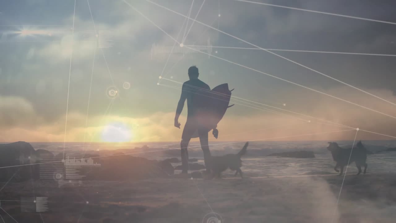 Surfista che trasporta la tavola entrando nella spiaggia al tramonto per fare surf, mentre una sovrapposizione tecnologica mostra cani che corrono
