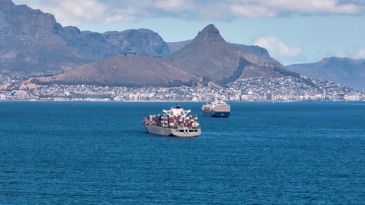 контейнерные корабли в гавани кейптауна