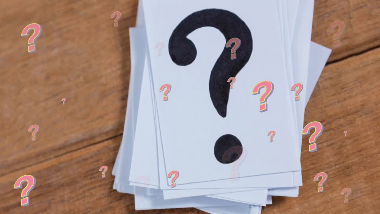 animación de signos de interrogación en fondo de madera