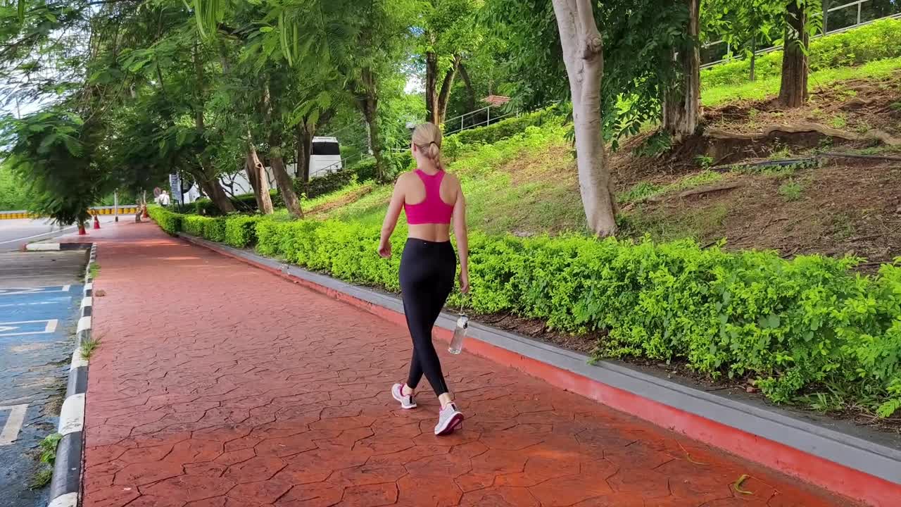 mujer caminando en el parque