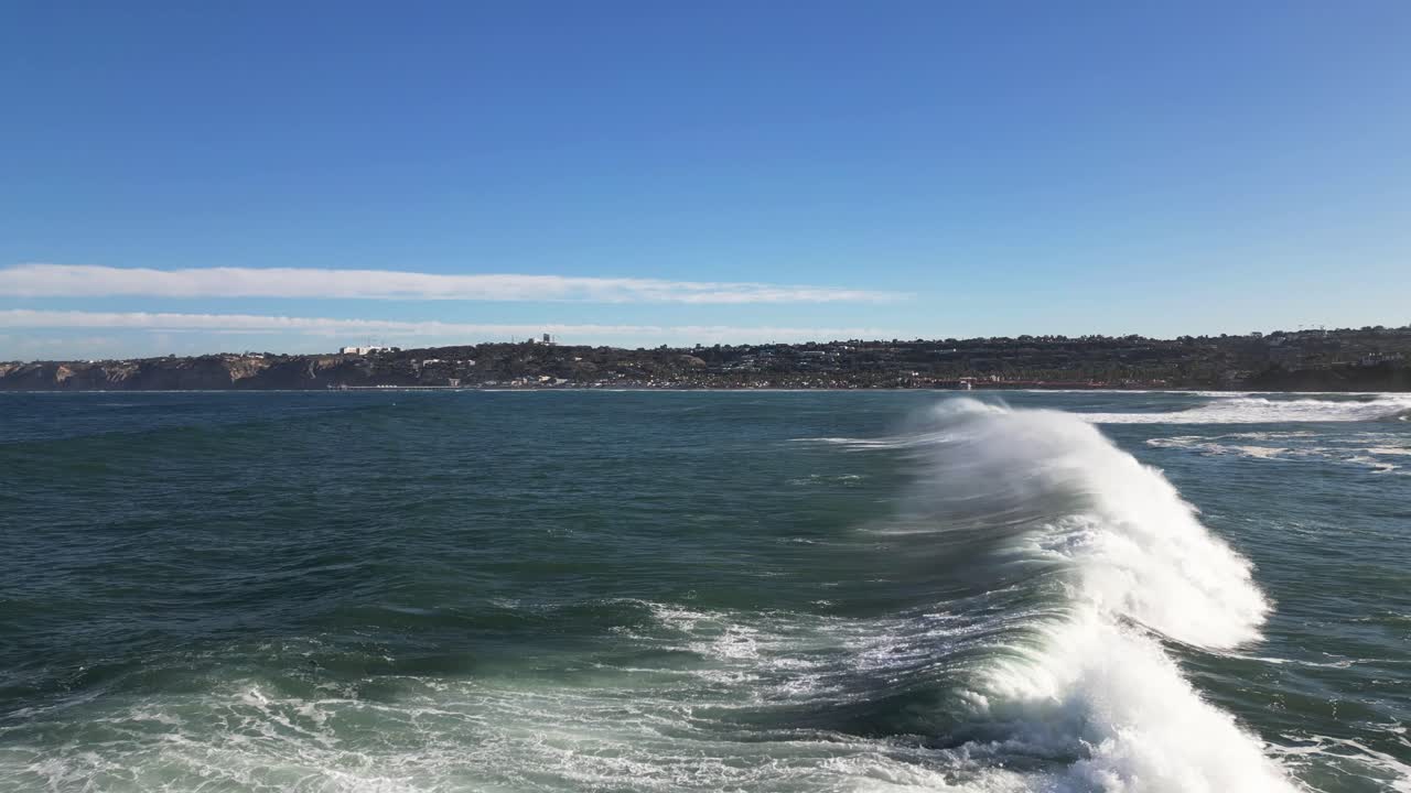 imágenes en 4k de grandes olas oceánicas chocando contra acantilados con marea alta en la bahía de la jolla en san diego, california