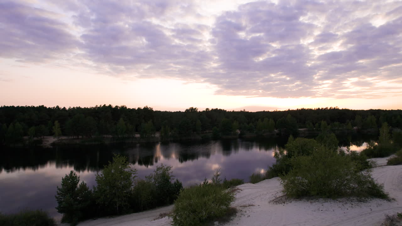 모래 언덕 위 에 있는 부부