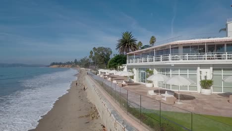 Hermosa-Antena-De-Butterfly-Beach,-El-Pacífico-Y-El-Coral-Casino-En-Montecito-California-4