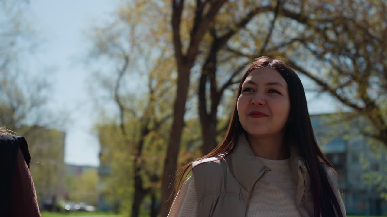 persona sonriente disfrutando de un paseo soleado por el parque, peatón encantado paseando por un vibrante espacio al aire libre y frondoso, viajero satisfecho con una sonrisa explorando un hermoso entorno de parque iluminado por el sol
