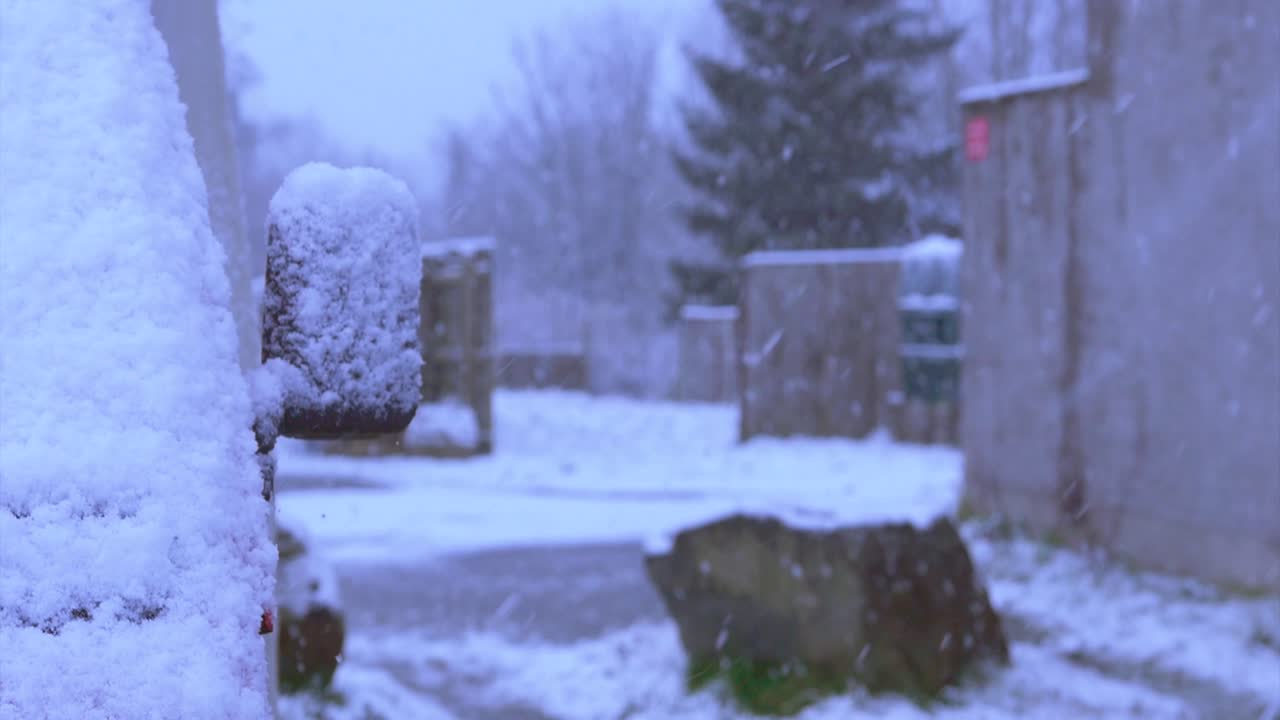 시골 마을에 눈이 내리는 밴의 날개 거울의 슬로우 모션 샷