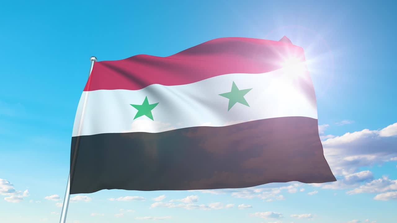 Bulutlu bir gökyüzüne karşı kumaş dokulu Suriye bayrağı (döngüsel).