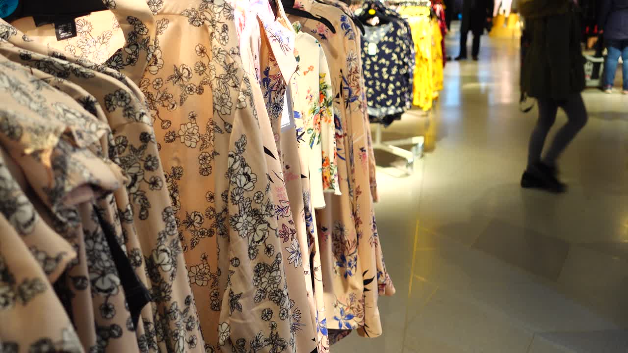Shopping in Europa. La scelta dei prodotti nell'outlet. Sconti nei negozi d'Europa