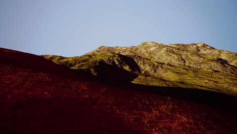 escena de la puesta de sol sobre las montañas en el himalaya indio