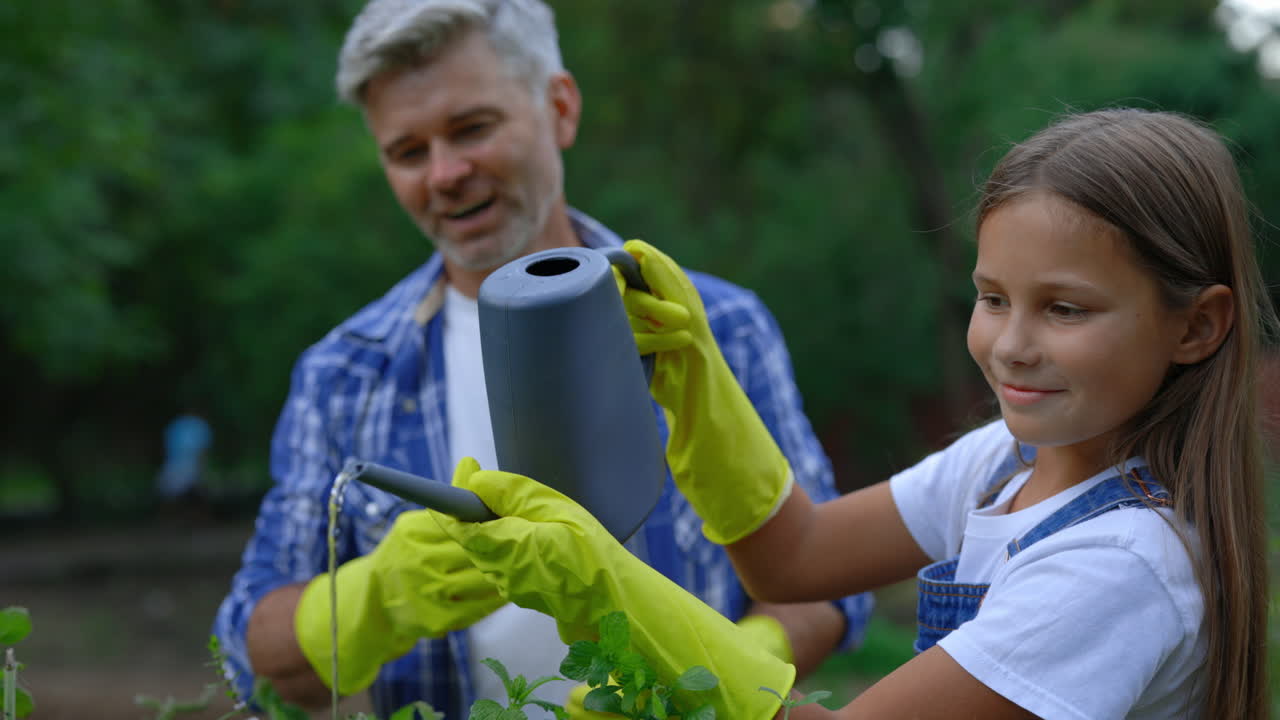 padre e hija en la jardinería