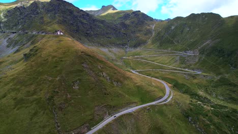 Sanfte-Rückzugsparallaxe,-Wenn-Personenkraftwagen-über-Die-Serpentinenstraße-Von-Transfagarasan-Fahren