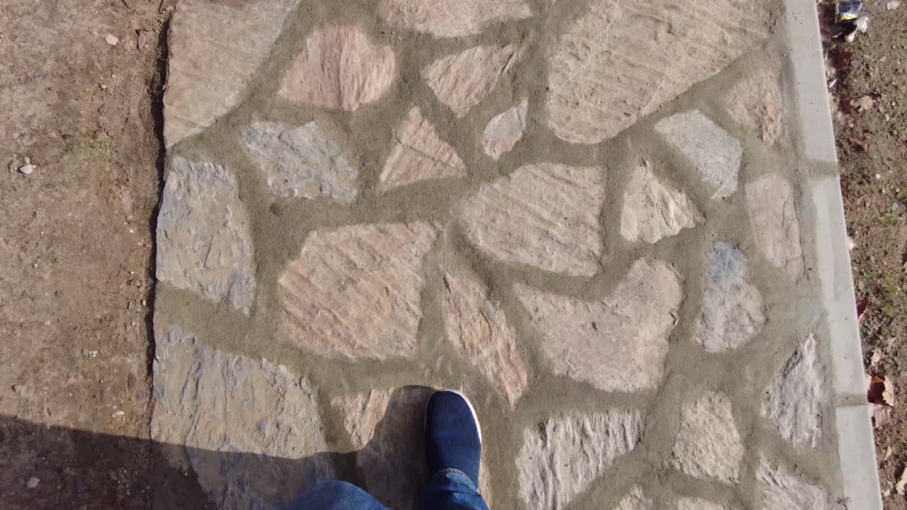 persona caminando por un camino de piedra