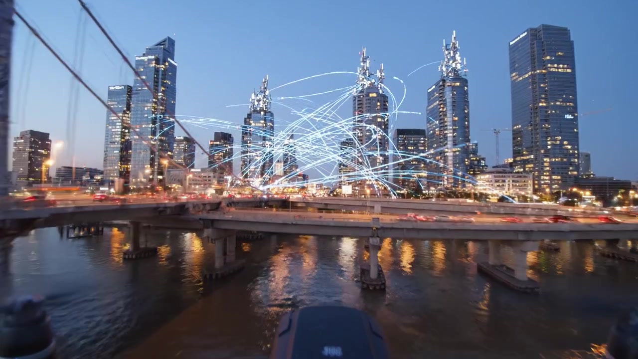 Paesaggio urbano vibrante al tramonto: una trasformazione mozzafiato con skyline illuminato, ponti e flusso di traffico dinamico che riflette la vita in un ambiente urbano.