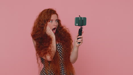 blogger chica tomar selfie en el teléfono móvil selfie stick comunicarse llamada de video en línea con los suscriptores