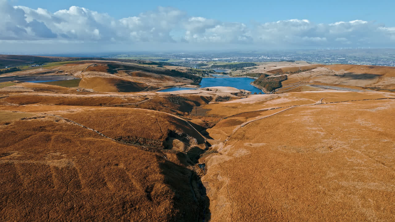 Luftfoto med drone, filmatisk opptak av en dal med 3 innsjøreservoarer, Piethorn, Kittcliffe og Ogden reservoar, Oldham, Storbritannia