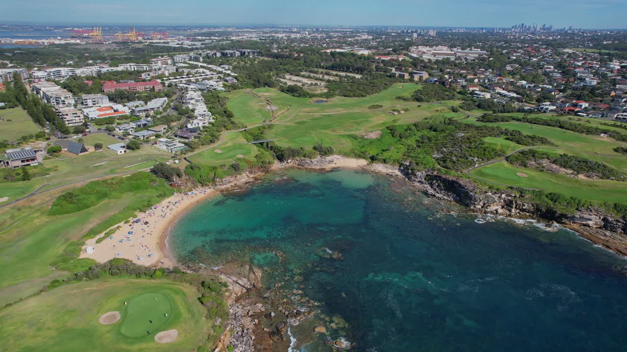 오스트레일리아 뉴 사우스 웨일즈 주 시드니의 동부 교외와 리틀 베이 비치 - 공중 드론 촬영