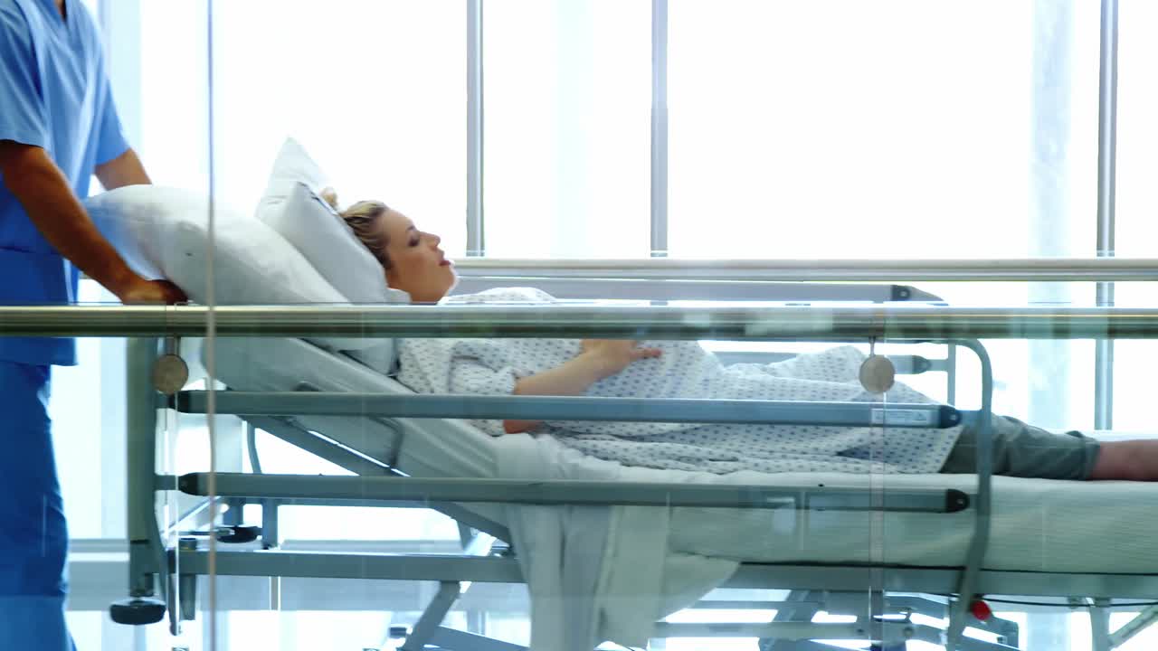 equipo de médicos que llevan a la mujer embarazada al quirófano