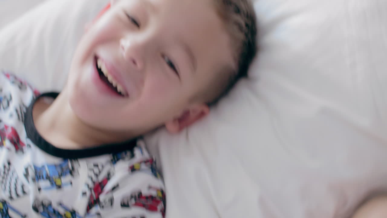 아기 여동생과 함께 행복한 소년