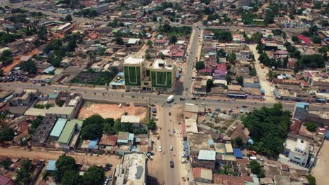 Vista-Aérea-Cinematográfica-Ascendente-Del-Tráfico-De-La-Ciudad-Africana,-Que-Muestra-El-Edificio-De-Las-Torres-Gemelas,-Lomé,-áfrica-Occidental