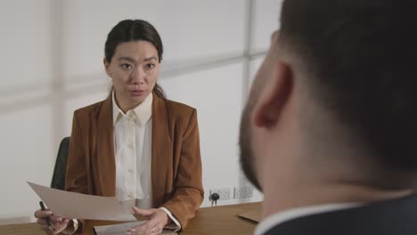 여성 면접관이 취업을 위해 사무실에서 면접을 보는 남성 후보자