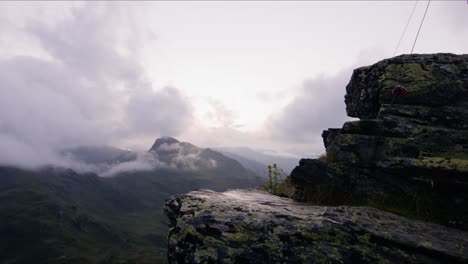 vista de la cumbre de los alpes austriacos con clima nublado y rocas en primer plano
