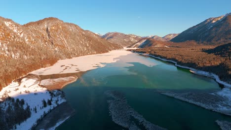 el lago sylvenstein y el río isar en las pintorescas montañas de los alpes bávaros, alemania