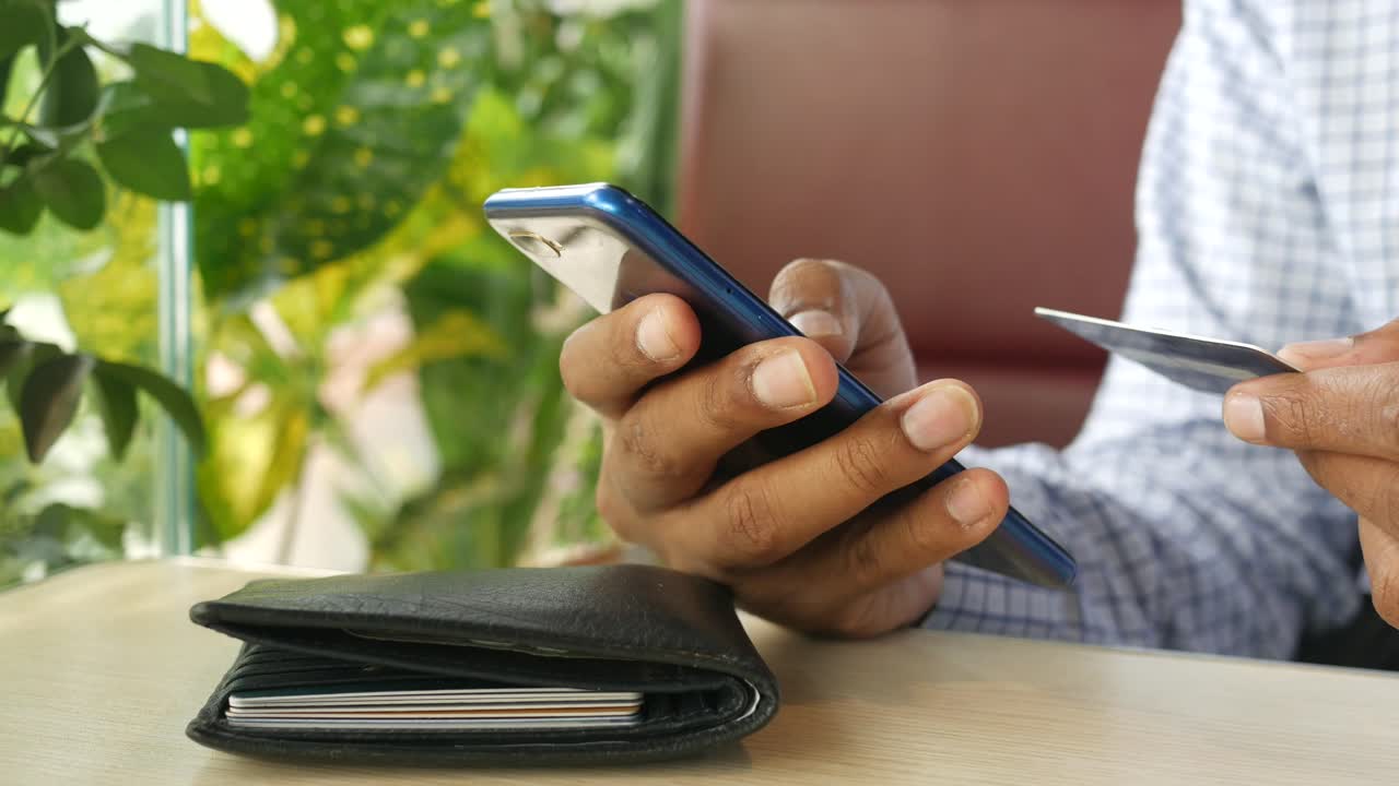 pago móvil en un café