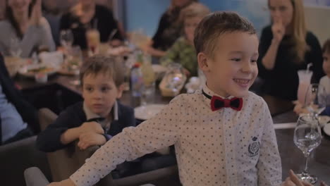 Niño-Recibiendo-Felicitaciones-Por-Su-Cumpleaños