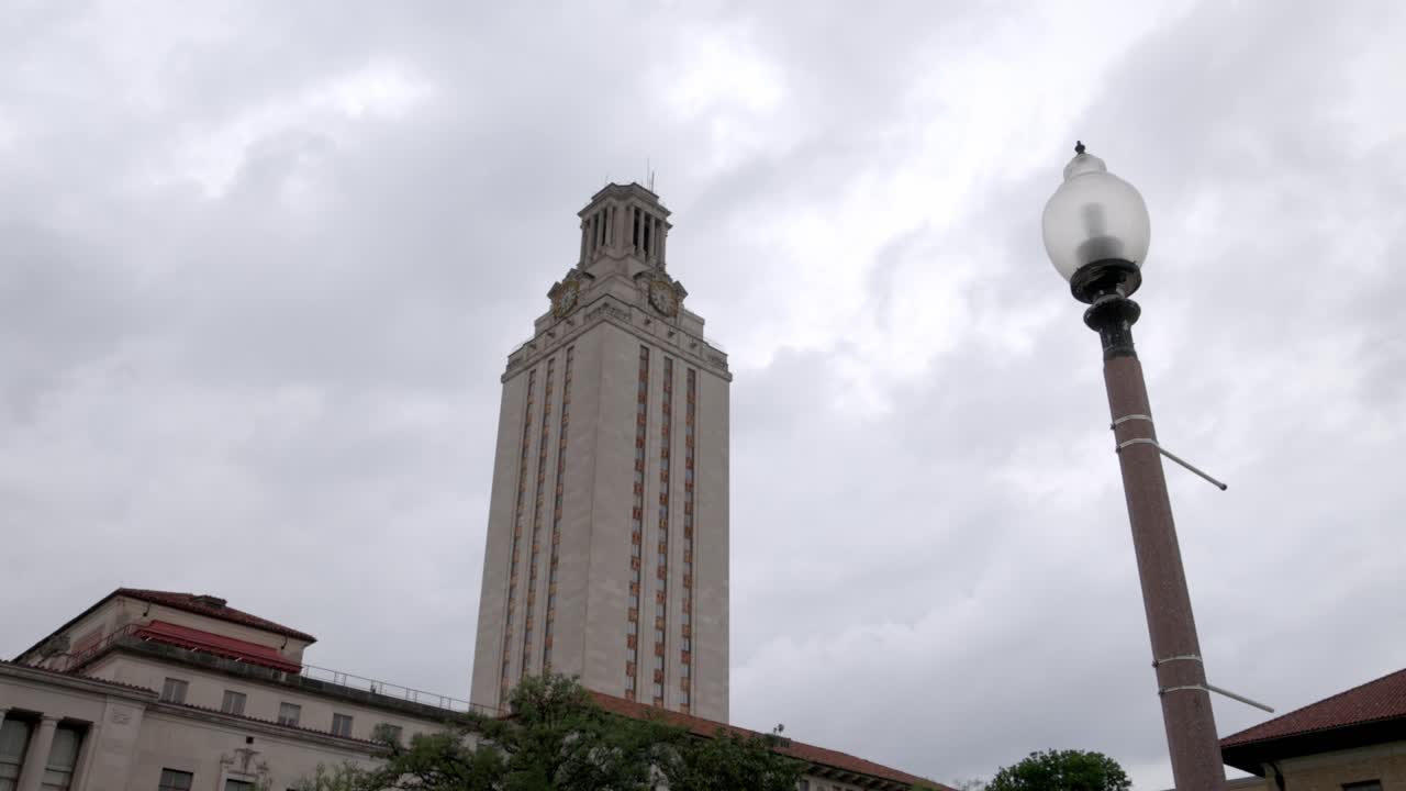 Edificio principale dell'Università del Texas ad Austin, Texas, con un video ripreso con gimbal che avanza oltre una luce al rallentatore
