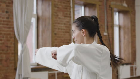 joven atleta en un dojo