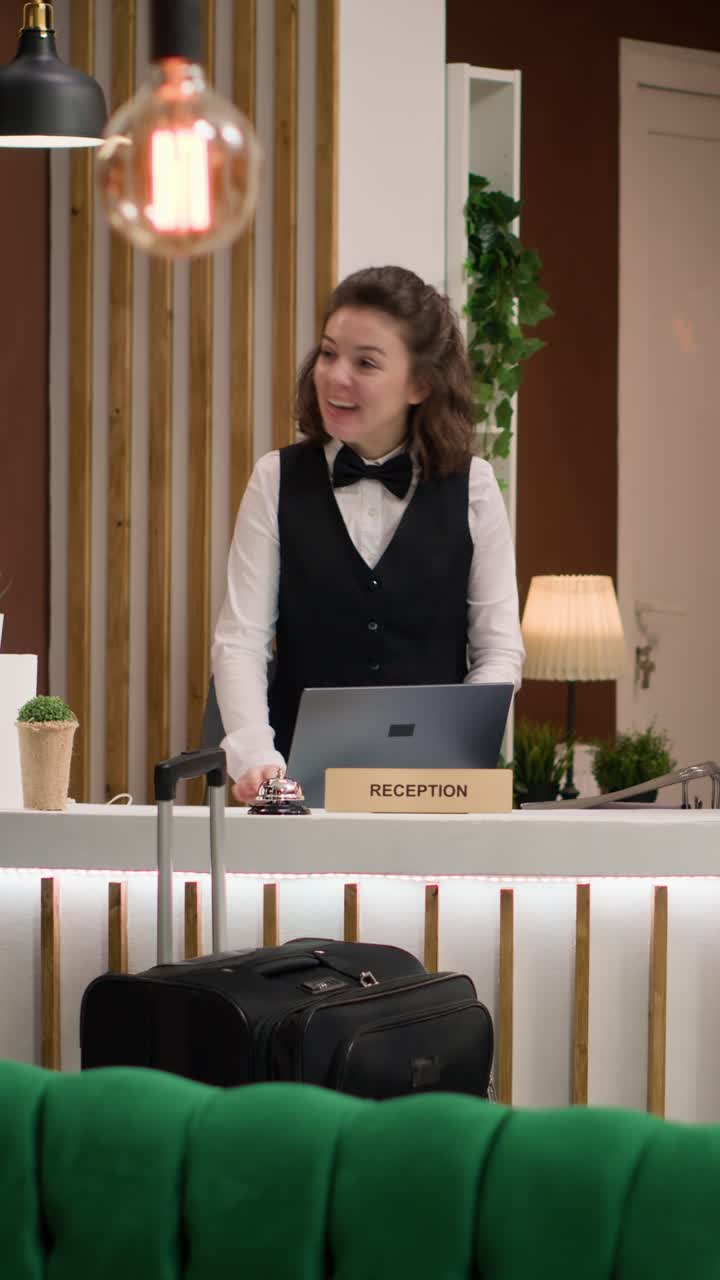 Video verticale: uomo d'affari che chiama il concierge dell'hotel