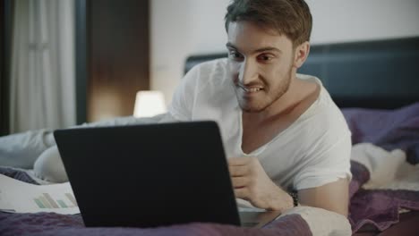 Glücklicher-Mann,-Der-Zu-Hause-Einen-Laptop-Computer-Benutzt.-Lächelnder-Mann,-Der-Online-Auf-Einem-Notebook-Chattet
