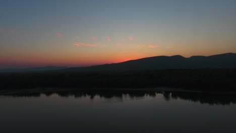 Luftaufnahme-Mit-Aufsteigendem-Blick-Auf-Einen-Sonnenuntergang-Oder-Sonnenaufgang