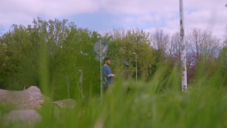 fotógrafo de naturaleza con cámara de película analógica filmando al aire libre en ámsterdam, países bajos