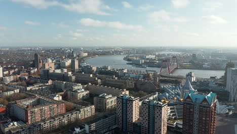 stadsbeeld rotterdam stadscentrum en uitzicht op de nieuwe maas in nederland - drone-opname vanuit de lucht