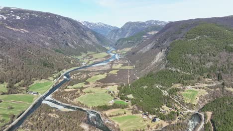 Valle-De-Fossbergom-Y-Río-Bovra-Con-Carretera-Que-Conduce-A-La-Montaña-Más-Alta-De-Noruega-Galdhopiggen-A-La-Derecha