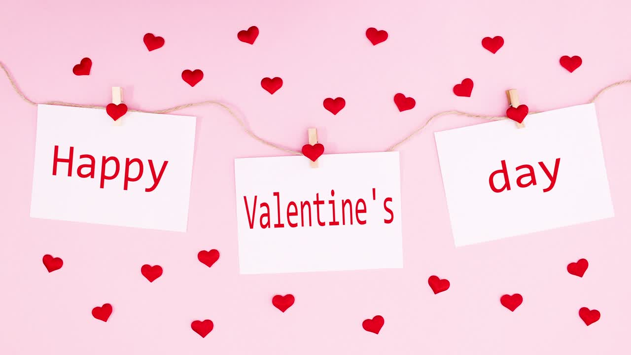 행복한 발렌타인 데이 텍스트는 마음으로 둘러싸인 로프에 매달린 종이에 나타납니다.