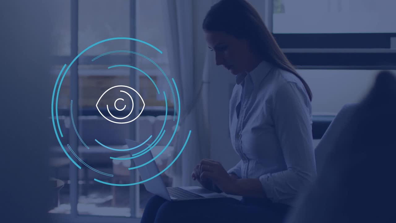 animación del icono del ojo sobre mujer de negocios caucásica usando portátil en la oficina