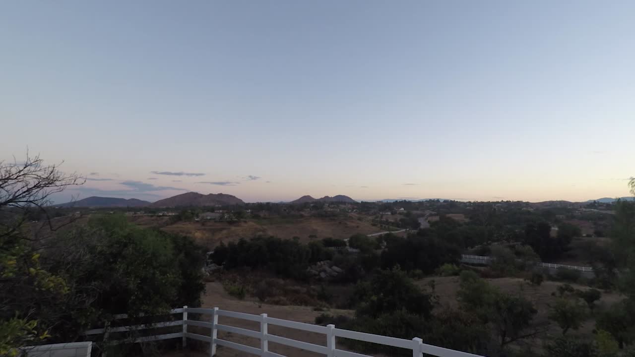 lapso de tiempo del amanecer sobre las colinas en temecula, california