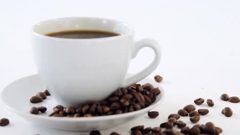 Schwarzer-Kaffee-Mit-Gerösteten-Bohnen
