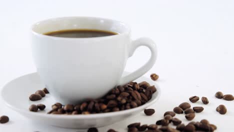 café negro con granos tostados