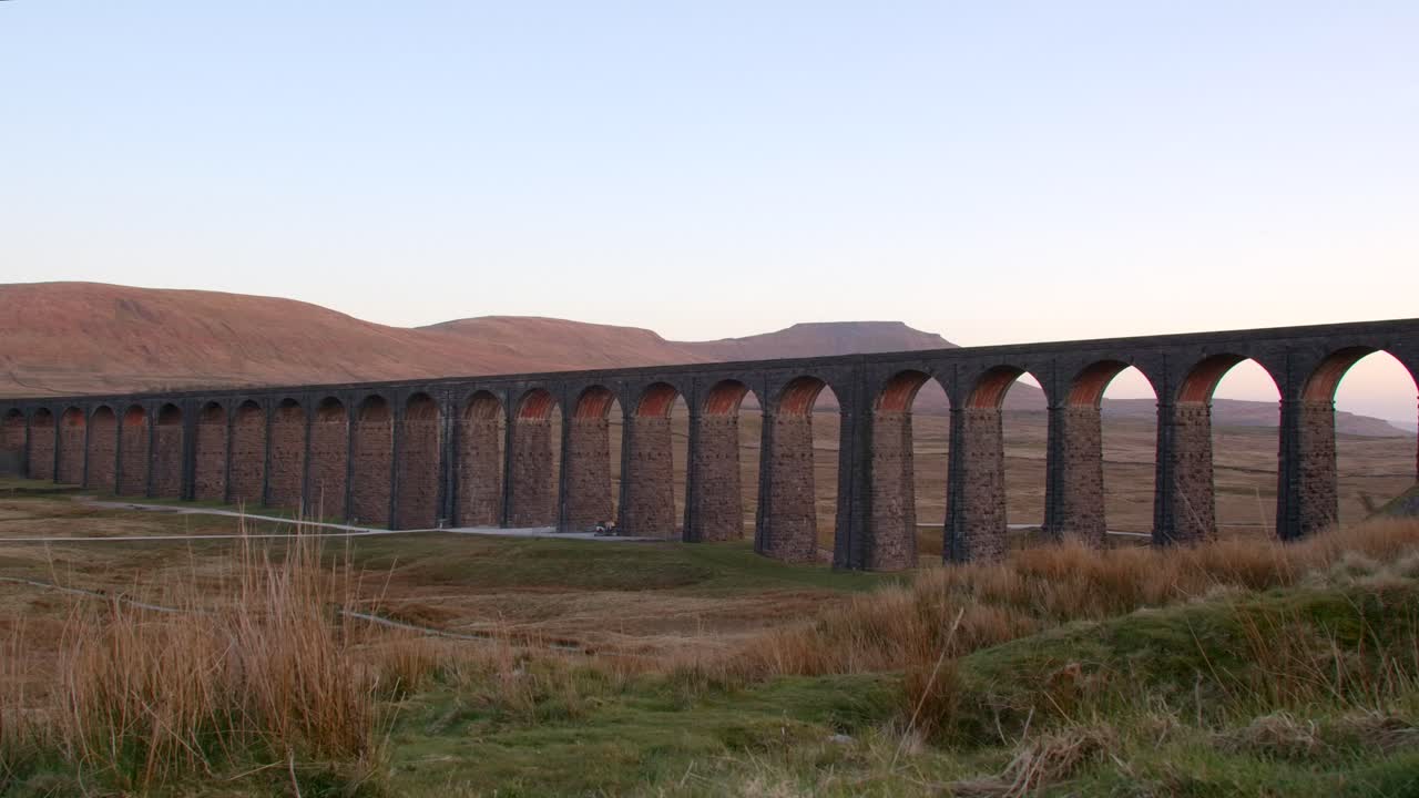 Naar links schuivende opname bij zonsondergang van het Ribblehead Viaduct
