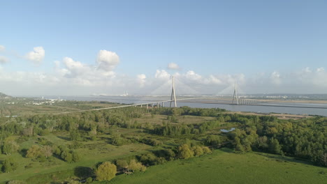 Vista-Aérea-De-Drones-Del-Icónico-Puente-Pont-De-Normandie-En-Honfleur,-Francia