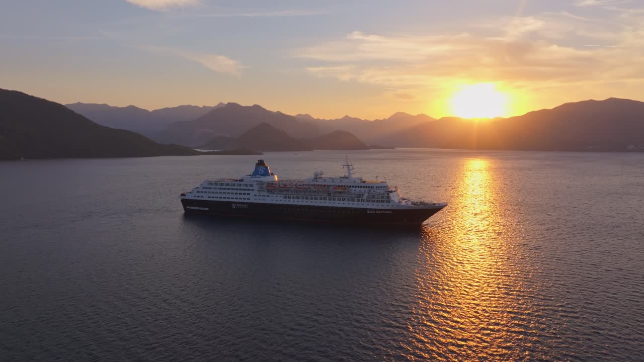 Veduta mattutina di nave da crociera che galleggia vicino a Marmaris, Turchia